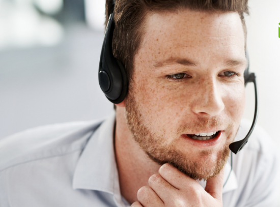 Junger Mann mit Headset im Gespräch