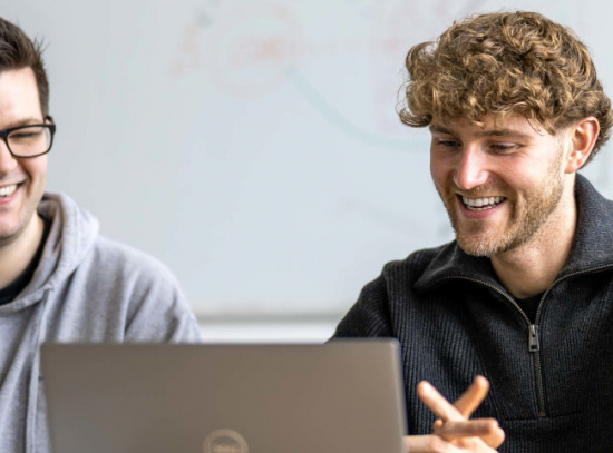 Heinlein Ausbildung: Zwei Personen am Laptop