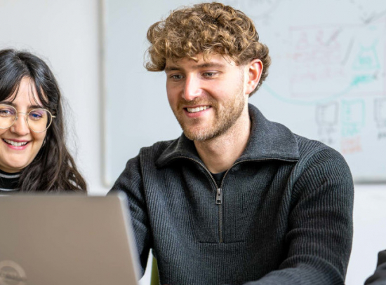 Ausbildung Heinlein: Drei Personen am Laptop